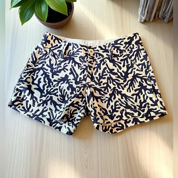 Lilly Pulitzer Pants - Lilly Pulitzer The Callahan Short. Size 00. Navy & White. Reef Cotton Chino